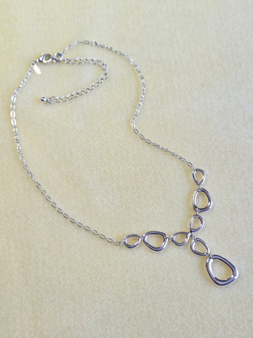 Vintage Avon SAQ Silver Tone Freeform Circle Y Necklace